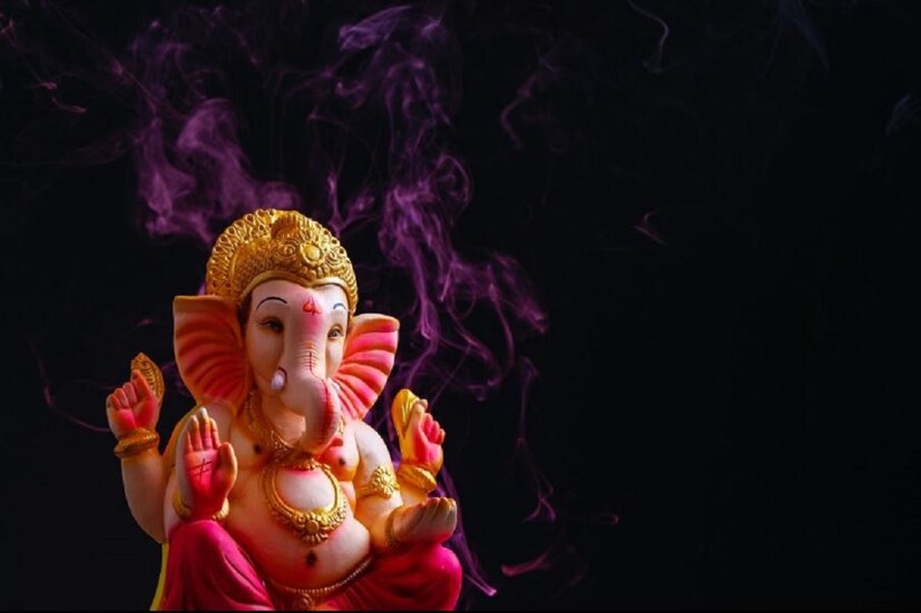 এটা নিয়মিত গণেশ পুজোর বিধি৷ তবে চতুর্থীর বিশেষ পুজোর জন্য আরও বিশেষ কিছু রীতি মানতেই হয়৷ সেদিন উপরিউক্ত নিয়মগুলি পালন করতেই হয়৷ তাছাড়া পাঁচ ব্রাহ্মণকে পারলে ফল, মিষ্টান্ন, পৈতে দান করতে হয়৷ এদিন কয়েকটি জিনিস একেবারেই করতে নেই৷ সেগুলির মধ্যে চতুর্থীতে চন্দ্র দর্শনের আগে খাদ্য গ্রহণ করতে নেই। এই উপবাস চলাকালীন দিনের বেলায় ঘুমানো উচিত নয়। চন্দ্র দর্শন শেষে, নিরামিষ আহার গ্রহণ করতে হয়। এই দিন কড়াভাবে ব্রহ্মাচার্য পালন করা উচিত। স্বামী-স্ত্রীর একই বিছানায় ঘুমানোও উচিত নয়। Photo- File 