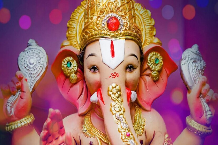 কাশীর জ্যোতিষাচার্য চক্রপাণি ভট্ট জানিয়েছেন কোন সময়ে মূর্তি স্থাপনা করলে জীবনের সব বাধা কেটে গেয়ে সংসার অখণ্ড শান্তি এবং সমৃদ্ধি ভরে যায়৷ গণেশ চতুর্থী ২০২২ ৩০ অগাস্ট দুপুর ৩টা ৩৪ এ ভাদ্র মাসের শুক্লা চতুর্থী  তিথি শুরু হচ্ছে৷ আর আজ বিকেল ৩টা ২৩ অবধি তা থাকছে৷