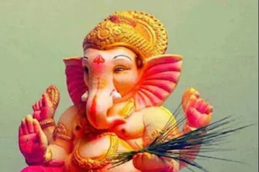 গণেশ চতুর্থী ২০২২ চন্দ্রোদয়ের সময়-  আজ সকাল ৯.২৬ এ এবং চন্দ্রাস্ত ৯.১১ অবধি গণেশ স্থাপনা ও পূজাবিধি ১) সবার আগে পূজা স্থাপনার সময় পরিষ্কার -পরিচ্ছন্ন করে নিন , জায়গাটা সাজিয়ে নিন, তারপর গণপতিকে নিয়ে আসুন৷ ২)গণপতি বাপ্পাকে একটি চৌকিতে স্থাপিত করুন৷ তাতে একটি হলুদ- ও লাল রঙের  কাপড় দিয়ে ঢেকে দিন৷ তারপর মন্ত্র পরে আবাহন করুন৷