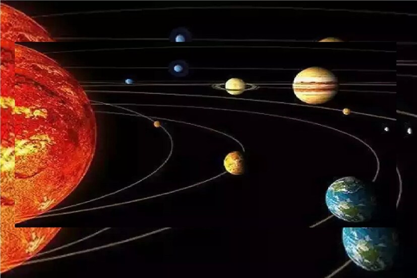 #কলকাতা: মঙ্গল ট্রানজিট বা মঙ্গলের গোচর হবে আজ রাতেই৷ রাখির একদিন আগেই হবে এই পরিবর্তন৷  ১১ অগাস্ট রাখি এবং ১০ অগাস্ট রাতে মঙ্গল বৃষ রাশিতে প্রবেশ করবে। ১০ অগাস্ট রাত ৯:৪৩  এ মঙ্গল মেষ রাশি ছেড়ে বৃষ রাশিতে প্রবেশ করবে। মঙ্গল গ্রহ হচ্ছে  সাহস এবং শক্তির গ্রহ হিসেবে বৈদিক জ্যোতিষ শাস্ত্র অনুসারে৷ ১০ অগাস্ট থেকে ১৪ অক্টোবর পর্যন্ত বৃষ রাশিতেই থাকবে মঙ্গল। মঙ্গল গ্রহের রাশি পরিবর্তনের কারণে ১২ টি রাশির মধ্যে ৪ টি রাশির ভাগ্যে বড় অদলবদল হবে৷ এই চার রাশির জন্য মঙ্গলের শুভ প্রভাব কার্যকারী হবে৷  তিরুপতির জ্যোতিষী ডক্টর কৃষ্ণ কুমার ভার্গবের মতেই বৃষ রাশিতে মঙ্গল গমনের কারণে  ৪টি রাশি লাভবান হতে পারে।