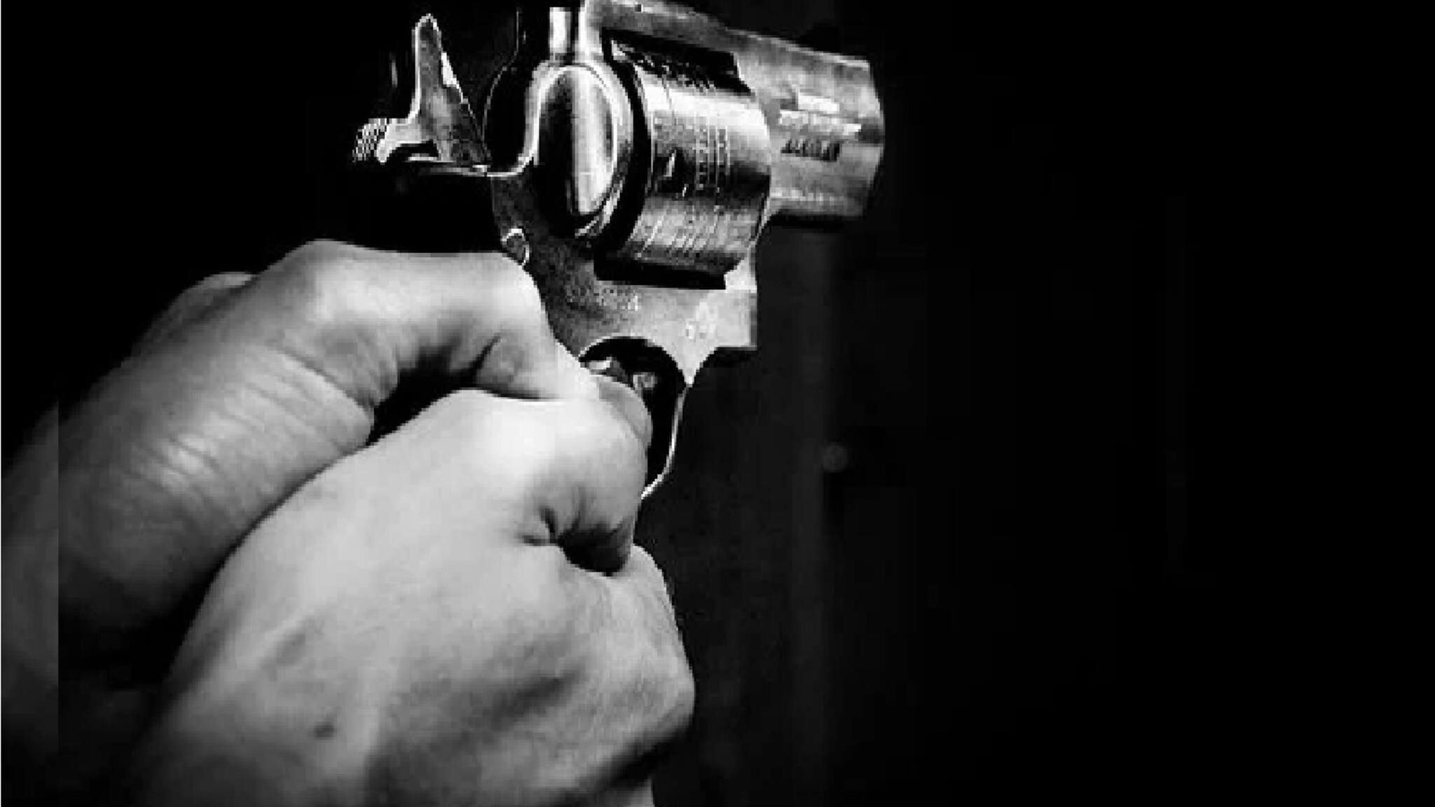 Malda News: রাতে মহিলার ঘরে ঢোকায় চলছিল সালিশি সভা, বিচার শুনেই বন্দুক বার করে গুলি!