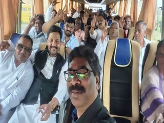 বাসে বিধায়কদের নিয়ে গোপন ডেরার উদ্দেশ্যে রওনা দেওয়ার আগে হেমন্ত সোরেন৷ Photo-ANI