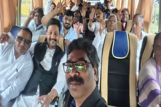 বাসে বিধায়কদের নিয়ে গোপন ডেরার উদ্দেশ্যে রওনা দেওয়ার আগে হেমন্ত সোরেন৷ Photo-ANI