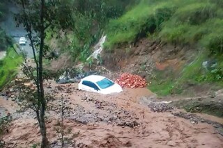 ছামবা জেলায় ধসের জেরে কাদা মাটির মধ্যে আটকে গিয়েছে একটি গাড়ি৷ Photo-PTI
