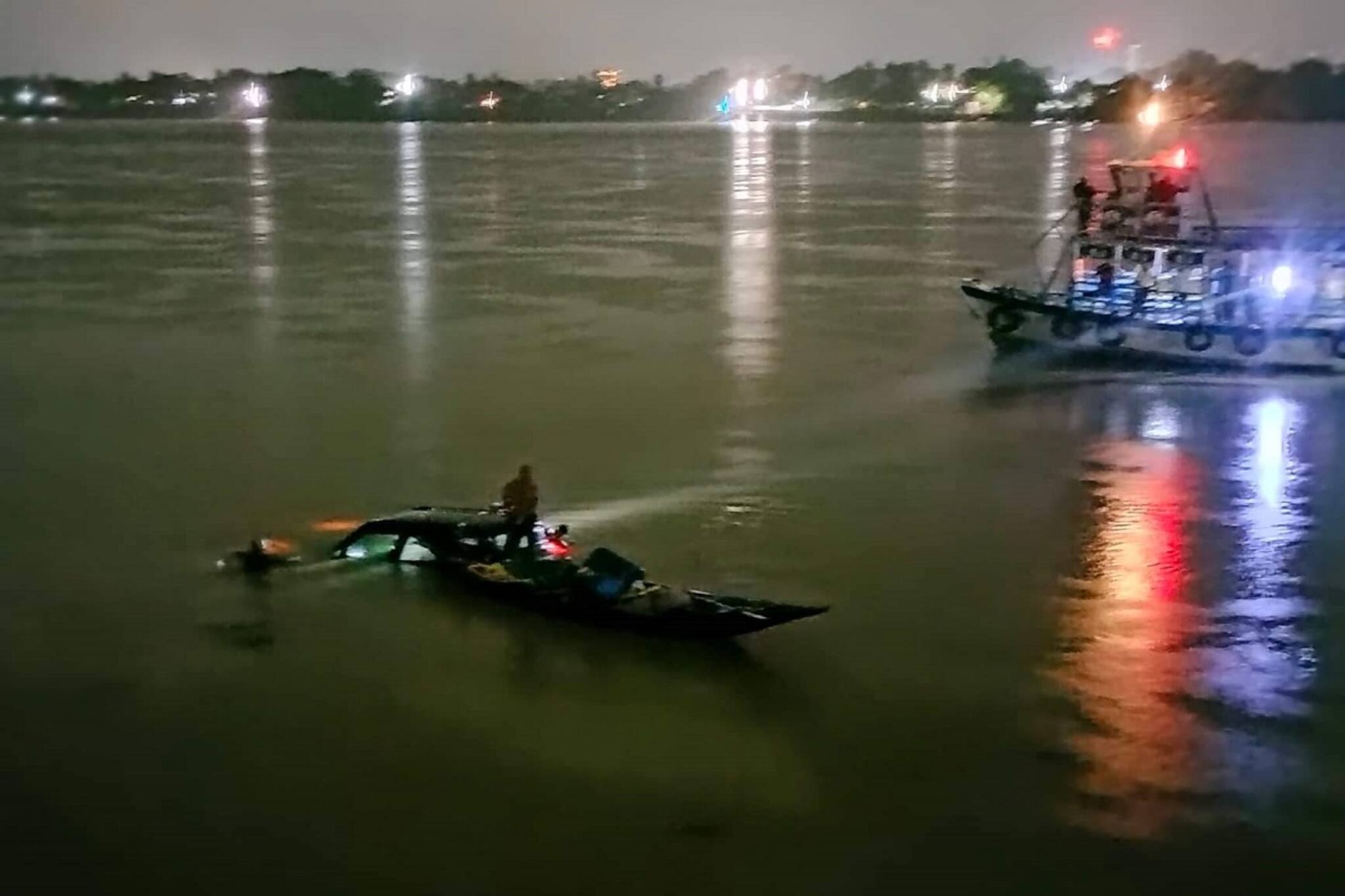 Hooghly News: হুগলির গঙ্গার জলে ভেসে এল একটি আস্ত চারচাকা গাড়ি