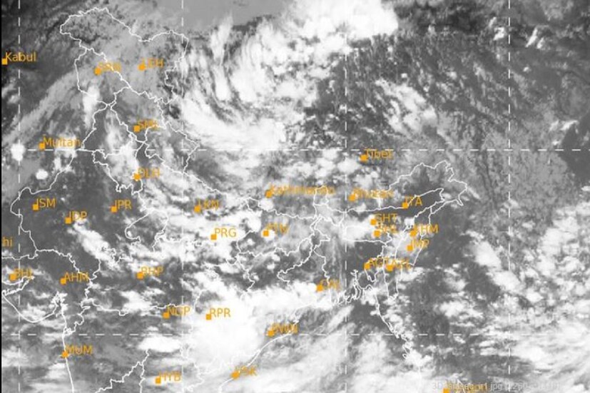 মাইকিং করে জানানো হচ্ছে, নিম্নচাপের কারনে আগামী ৮ আগস্ট থেকে ১১ আগস্ট পর্যন্ত সমুদ্রে মাছ ধরতে যেতে পারবে না মৎস্য শিকারীরা। Photo Courtesy- IMD/Sattellite Image