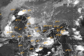 সকাল থেকেই তুমুল বৃষ্টি, সারাদিনে বারবার বজ্রবিদ্যুৎ সহ বৃষ্টির পূর্বাভাস