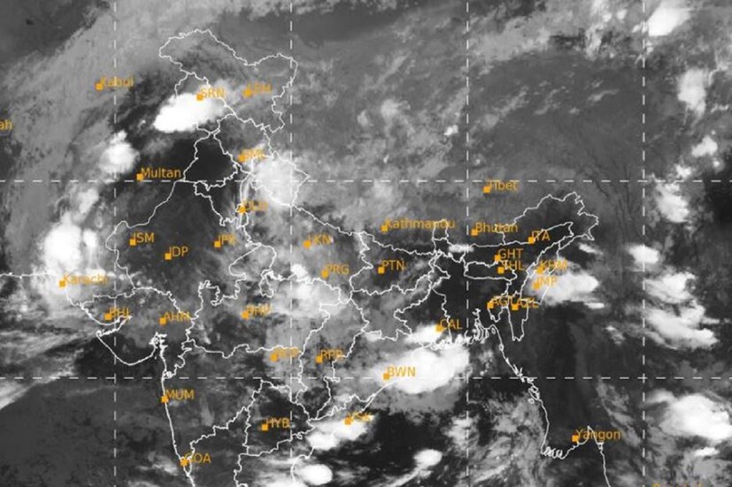#কলকাতা:  দক্ষিণবঙ্গের ওপর এখনও দুর্যোগের কালো মেঘ৷ বুধবারও কলকাতা সহ দক্ষিণবঙ্গের সব জেলাগুলিতেও দিনের বিভিন্ন সময়ে মাঝারি থেকে ভারী বৃষ্টি হবে এমনটাই জানা যাচ্ছে ওয়েদার  আপডেটে৷ Photo Courtesy- IMD/ Sattllite Image 