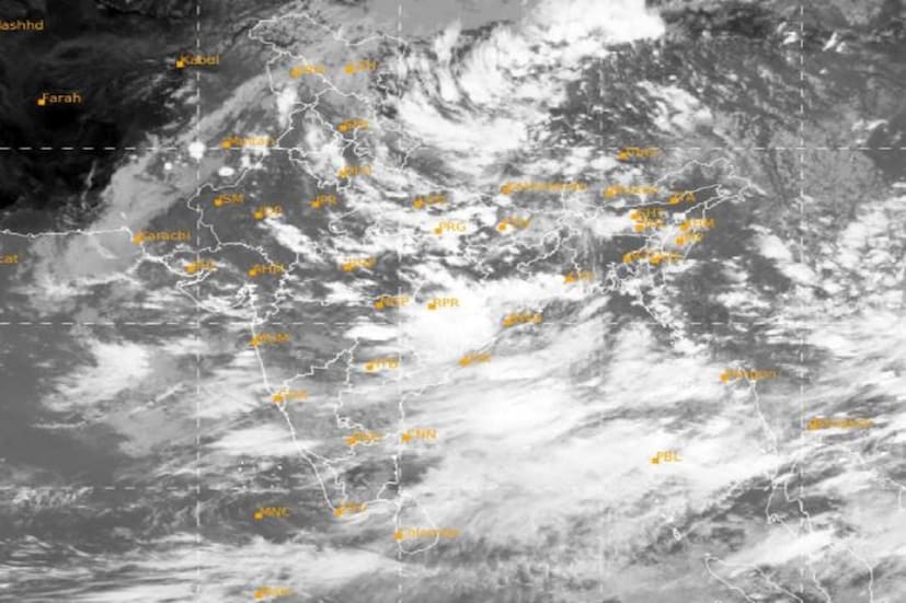 বঙ্গোসাগরে তৈরি হচ্ছে নিম্নচাপ। বাংলা উপকূলেও পড়বে প্রভাব। সোমবার থেকে মৎস্যজীবীদের জন্য লাল সতর্কতা জারি। মঙ্গল ও বুধবার ভারী বৃষ্টির সম্ভাবনা দক্ষিণবঙ্গে। Photo Courtesy- IMD/Sattellite Image