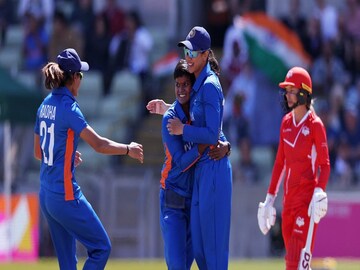 মেয়েদের ব্রিটিশ বধ! সোনার স্বপ্ন উজ্জল