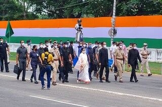 নজরে ১১ জন আইপিএসকে বিশেষ সম্মান, সামাজিক প্রকল্প গুলোর ট্যাবলোতে শান্তি ও সম্প্রীতির বার্তা 