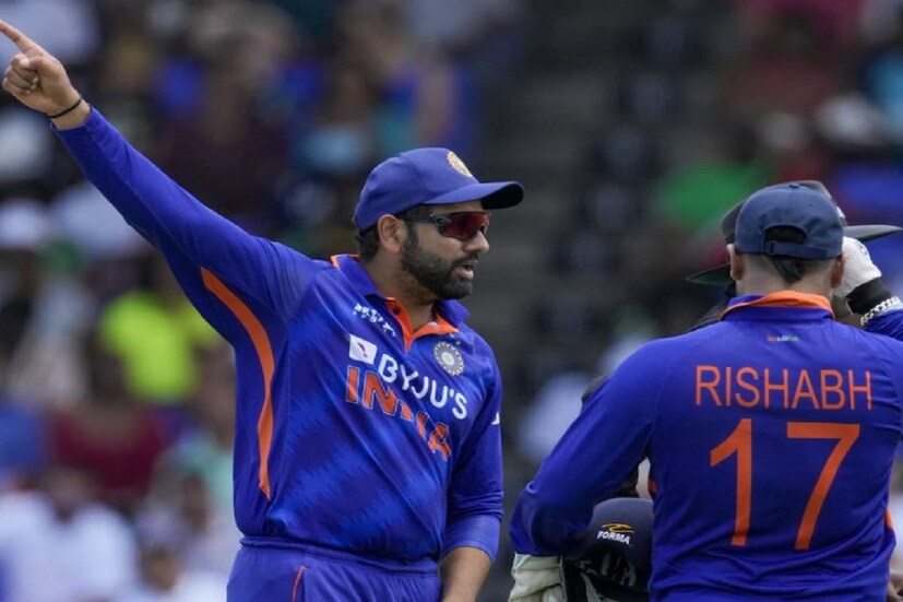 ফাইনাল খেলা হয়েছিল ভারত ও বাংলাদেশের মধ্যে। প্রথমে ব্যাট করতে নেমে ২২২ রানে গুটিয়ে যায় বাংলাদেশ দল। কুলদীপ যাদব নিয়েছিলেন ৩ উইকেট। শেষ বলে ৭ উইকেট হারিয়ে জয়ের লক্ষ্যে পৌঁছে যায় ভারত।  ভারতের হয়ে সর্বোচ্চ ৪৮ রান করেছিলেন রোহিত শর্মা। (Photo- AP)