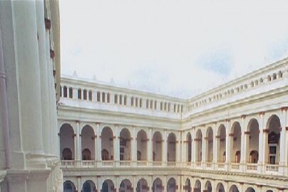 জাদুঘর চত্বরে গুলি৷ 