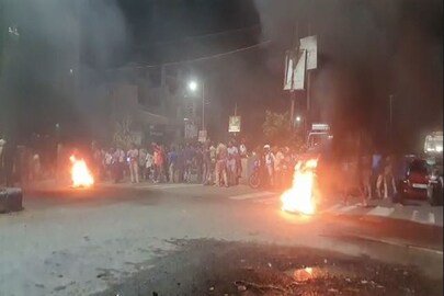টায়া জ্বালিয়ে পথ অবরোধ করেন এলাকার বাসিন্দারা৷ 