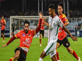 এটিকে মোহনবাগানের আশিকের পা থেকে বল ক্লিয়ার করছেন 
কিরিয়াকু