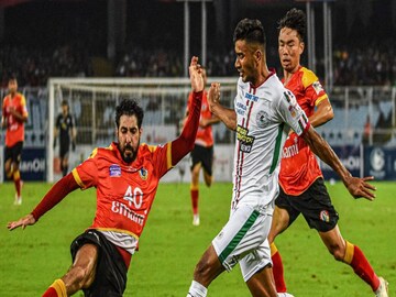 এটিকে মোহনবাগানের আশিকের পা থেকে বল ক্লিয়ার করছেন 
কিরিয়াকু