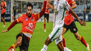 এটিকে মোহনবাগানের আশিকের পা থেকে বল ক্লিয়ার করছেন
কিরিয়াকু এটিকে মোহনবাগানের আশিকের পা থেকে বল ক্লিয়ার করছেন
কিরিয়াকু