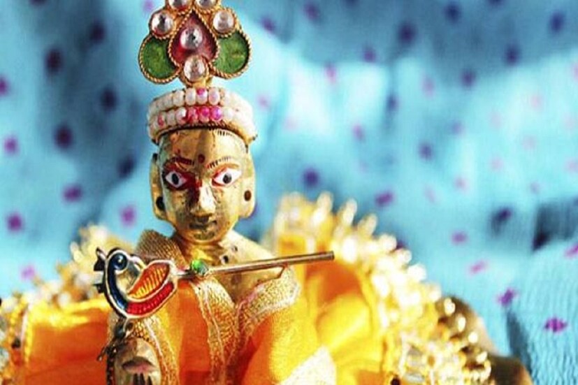 এইদিন চন্দন ও কেসর ভিজিয়ে তা দিয়ে তিলক কাটতে হবে ৷ মনে করা হয় ৷ সন্তান সুখ প্রতিষ্ঠিত, সংসার আরও ভাল হবে ৷ প্রতীকী ছবি ৷