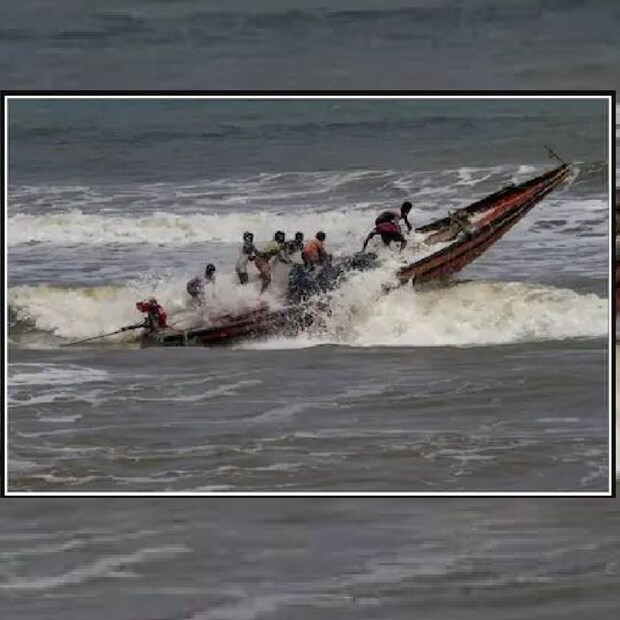বুধবার সকালে মাতলা নদীতে নজরদারি শুরু করছে পুলিশ। প্রশাসনের নিষেধাজ্ঞাকে উপেক্ষা করে কেউ নদীতে বোটিং অথবা ডিঙ্গি নৌকা নিয়ে মাছ ধরতে গিয়েছে কিনা সেদিকেও নজর রাখা হচ্ছে। সকাল থেকেই কুলতলি থানার আইসি শুভেন্দু শেখর দে সরকার, নিজে নজরদারি চালাচ্ছেন সুন্দরবনের কৈখালী মাতলা নদীতে।