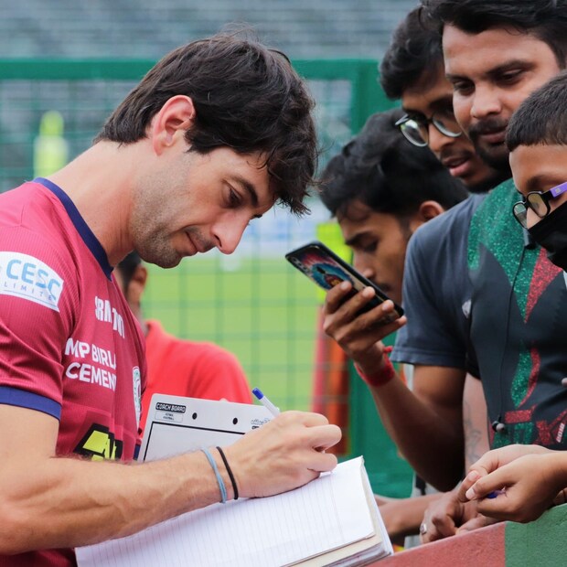 এটিকে মোহনবাগানের স্প্যানিশ ম্যানেজার হুয়ান ফেরান্ডো কলকাতায় এসে বুঝতে পেরেছেন নিজেদের মাঠে অনুশীলন করার আনন্দ। সমর্থকদের ভালোবাসায় আবেগ বিহল তিনি