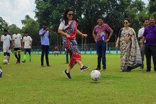 শাড়ি পরেই ফুটবলে কিক! 'খেলা হবে' দিবসে ফের ভাইরাল তৃণমূল সাংসদ মহুয়া মৈত্র