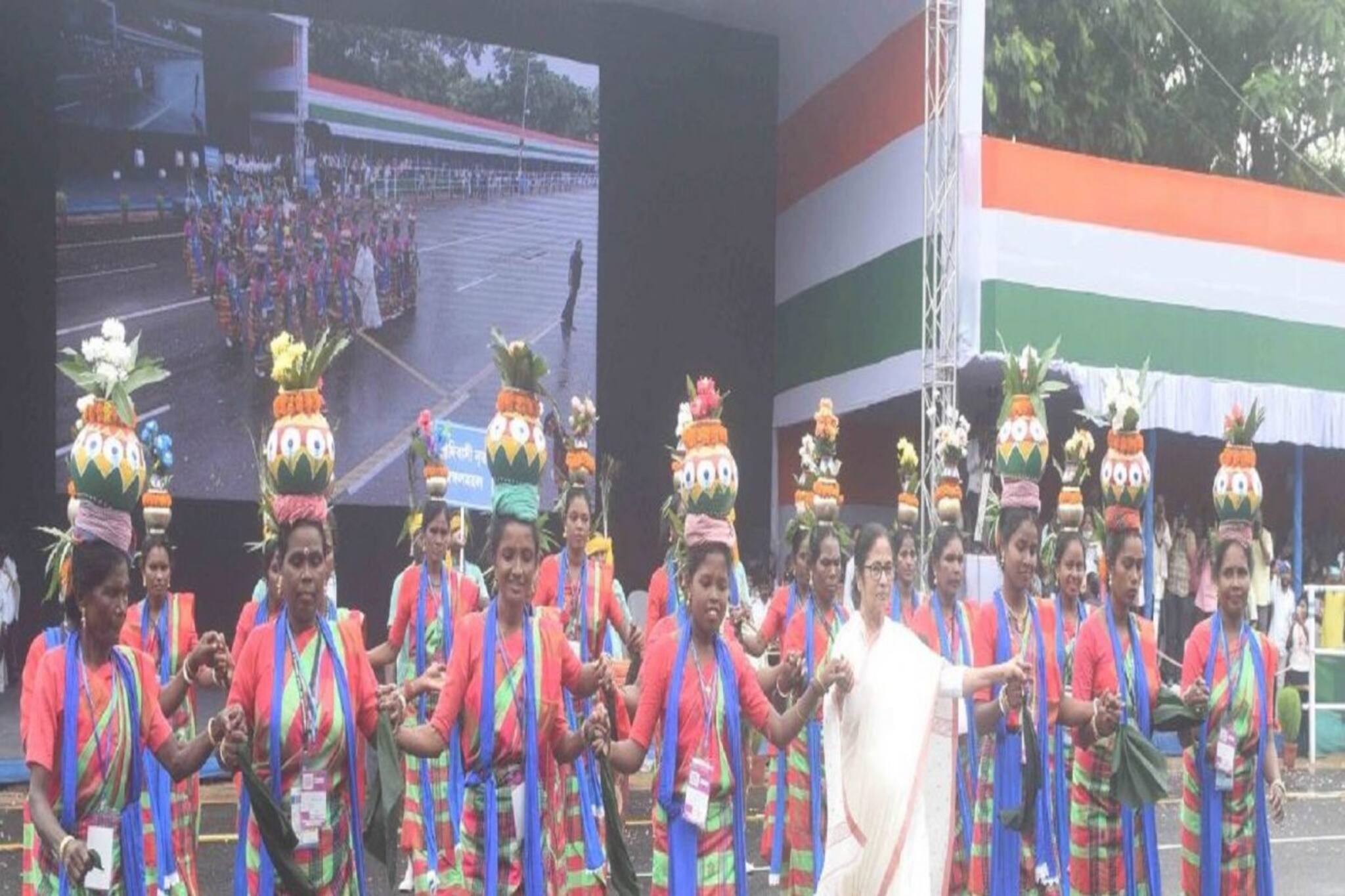 আদিবাসী নৃত্যে পা মেলালেন, রেড রোডে অন্য ভূমিকায় মমতা, দেখুন ভিডিও