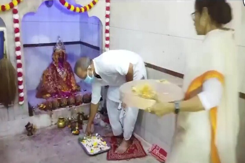 ১৮ অগাস্ট শ্রীকৃষ্ণের জন্মদিন অর্থাৎ জন্মাষ্টমী পালিত হবে সারা দেশজুড়ে। শাস্ত্রমতে, ভাদ্রমাসের কৃষ্ণ পক্ষের অষ্টমী তিথিতে ও রোহিণী নক্ষত্রে জন্ম হয়েছিল শ্রীবিষ্ণুর অষ্টম অবতার শ্রী কৃষ্ণের। সেই থেকেই জন্মাষ্টমী পালন করার প্রথা। 