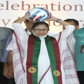 সবুজ মেরুন পাড়ের শাড়িতে মোহনবাগানে মুখ্যমন্ত্রী! ইতিহাসকে জানালেন কুর্নিশ