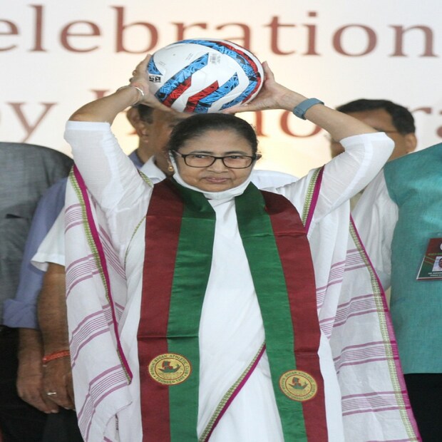 শতাব্দী প্রাচীন ক্লাবের উত্তরীয় গলায় পড়া ছাড়াও নিজের সাদা শাড়ির পার সবুজ রংয়ের পরেছিলেন মুখ্যমন্ত্রী, যা উপস্থিত সমর্থকদের উৎসাহ কয়েকগুন বাড়িয়ে দিল