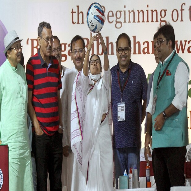 মুখ্যমন্ত্রীর সঙ্গে উপস্থিত ছিলেন মোহনবাগান কর্তা দেবাশীষ দত্ত, প্রাক্তন ফুটবলার সুব্রত ভট্টাচার্য, সত্যজিৎ চ্যাটার্জী। ছিলেন ক্রীড়া মন্ত্রী অরূপ বিশ্বাস