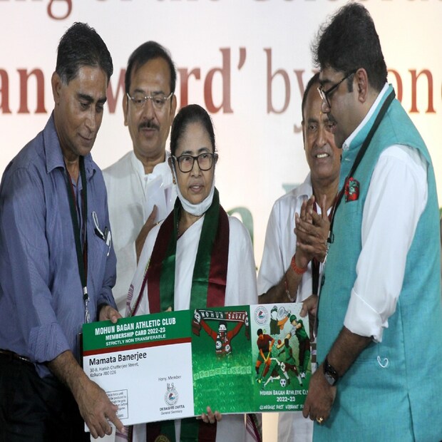 মুখ্যমন্ত্রীর হাতে সদস্য পদ তুলে দিলেন সচিব দেবাশীষ দত্ত, প্রাক্তন ফুটবলার সত্যজিৎ চ্যাটার্জি এবং মানস ভট্টাচার্য