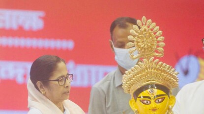 নেতাজি ইন্ডোরে বৈঠকে মমতা নেতাজি ইন্ডোরে বৈঠকে মমতা