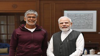 মিলিন্দ সোমান প্রধানমন্ত্রী মোদিকে একটি গোপালের মূর্তি উপহার দিয়েছেন