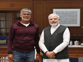মিলিন্দ সোমান প্রধানমন্ত্রী মোদিকে একটি গোপালের মূর্তি উপহার দিয়েছেন