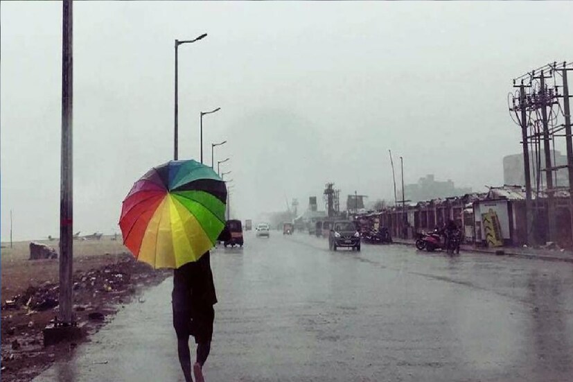 *আজ ভারী বৃষ্টি গাঙ্গেয় পশ্চিমবঙ্গে। বৃহস্পতিবার-শনিবার বিক্ষিপ্তভাবে ভারী বৃষ্টি দক্ষিণবঙ্গে। শুক্রবার ভারী-অতি ভারী বৃষ্টির সতর্কতা। পর্যটকদের সমুদ্র উপকূলে নিয়ন্ত্রণের পরামর্শ। মৎস্যজীবীদের সমুদ্রে যেতে নিষেধাজ্ঞা। প্রতীকী ছবি।