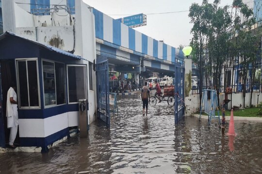 নবান্নের মূল গেটের সামনে জল৷