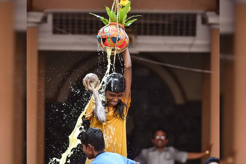 বাংলায় অত পরিচিত দৃশ্য না হলেও দেশের অন্যান্য প্রান্তে জন্মাষ্টমীতে ‘দহি হান্ডি’ খুবই জনপ্রিয় উদযাপন ৷ হিন্দি সিনেমার দৌলতে মানবপিরামিড তথা দহি হান্ডির ছবি আমাদের কাছে মনোরম দৃষ্টিকল্প তৈরি করে৷