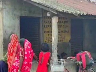 পূর্ব বর্ধমানের আউশগ্রামের দিকনগরের লক্ষ্মীগঞ্জের ৪৪  নম্বর আইসিডিএস কেন্দ্রের চিত্রটা এমনটাই