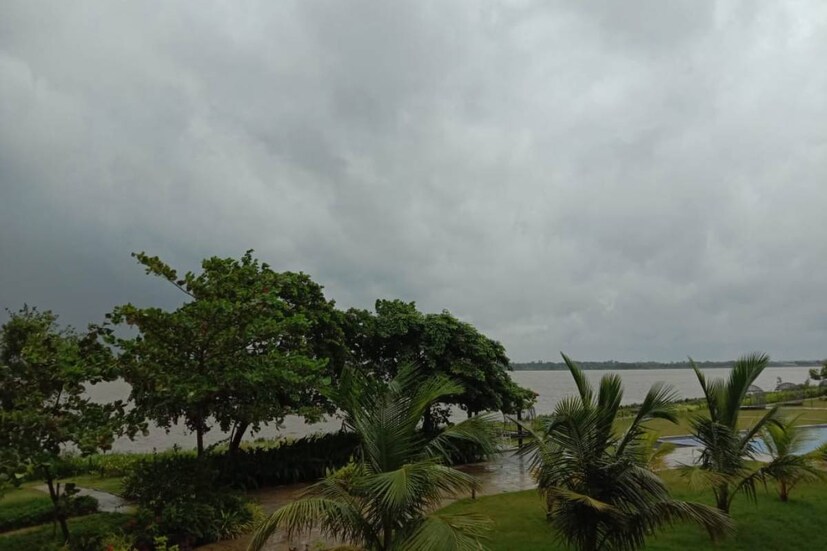 খাতায় কলমে ভাদ্র মাস ৷ কিন্তু বর্ষার স্মিমিত হওয়ার কোনও লক্ষণ নেই আপাতত৷ বরং যেন ইঙ্গিত এখনও লম্বা ইনিংস খেলার তোড়জোড় করছে সে ৷ মঙ্গলবার সকালে কয়েক পশলা বৃষ্টির সঙ্গেই দিন শুরু করেছে কলকাতাবাসী ৷ এর পরও রয়েছে বৃষ্টির পূর্বাভাস ৷