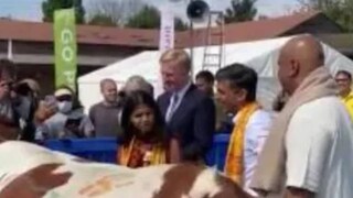 গোমাতাকে পুজো করার এই প্রাচীন রীতি পালনে মঙ্গলবার তাঁর সঙ্গী ছিলেন স্ত্রী অক্ষতা মূর্তি