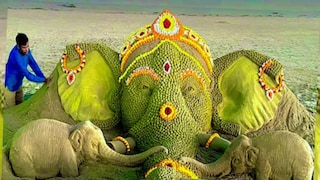 বালুকাশিল্পী সুদর্শন পট্টনায়কের হাতের স্পর্শে সেখানে বিমূর্ত হয়ে উঠেছেন বিঘ্নেশ, বালুবিগ্রহে 