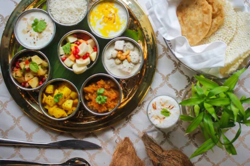 উপবাস ভঙ্গের সময় খেতে পারেন সাবুদানার খিচুড়ি বা সাবুদানা মাখা ৷ এই হাল্কা খাবারে পরিপাক ক্রিয়া অটুট থাকবে ৷ দিনভর উপবাসের পর হাল্কা খাবার খাওয়াই বাঞ্ছনীয়৷ অনেকে আবার পছন্দ করেন আটা বা ময়দার তৈরি খাবার৷