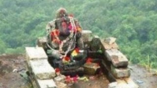 গভীর অরণ্যের ভিতরে ঢোলাকৃতি পাহাড়ের উপর স্থাপিত সেই বিগ্রহ নাগবংশী বংশের সমকালীন গভীর অরণ্যের ভিতরে ঢোলাকৃতি পাহাড়ের উপর স্থাপিত সেই বিগ্রহ নাগবংশী বংশের সমকালীন