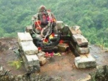 গভীর অরণ্যের ভিতরে ঢোলাকৃতি পাহাড়ের উপর স্থাপিত সেই বিগ্রহ নাগবংশী বংশের সমকালীন 