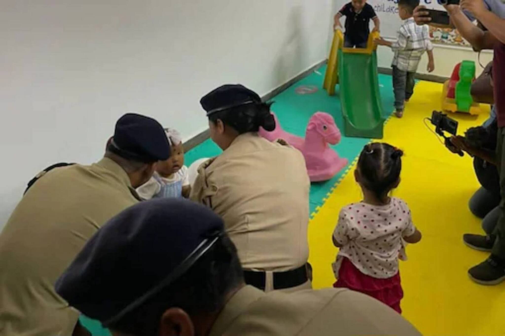 সন্তানের দেখভাল করতে গিয়ে বিঘ্নিত হবে না মায়ের কেরিয়ার, মানবিক উদ্যোগ এসপি-র