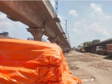  রাস্তার এই দুর্দশা কী করে হল তা জানতে একটা তদন্ত কমিটি গড়া হল কলকাতা বন্দর কর্তৃপক্ষের তরফে