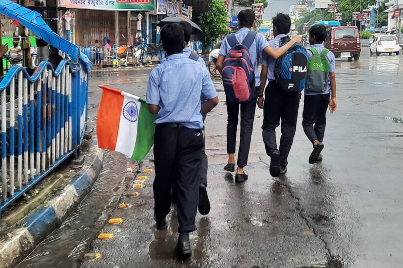 হলই বা ছুটির দিন ৷ স্কুলে তো যেতেই হবে স্বাধীনতা দিবস উদযাপনে৷ বৃষ্টিভেজা রাজপথে স্কুলের পথে সদলবলে৷ সঙ্গী জাতীয় পতাকা ৷