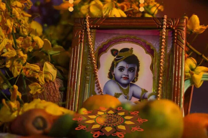 ভাদ্রমাসের কৃষ্ণপক্ষের অষ্টমী তিথিতে পালিত হয় জন্মাষ্টমী৷ আগামী ১৯ অগাস্ট, শুক্রবার পড়েছে এই তিথি৷ তবে এই তিথি শুরু হচ্ছে ১৮ অগাস্ট৷ তবে জন্মাষ্টমী পালিত হবে ১৯ তারিখই৷
