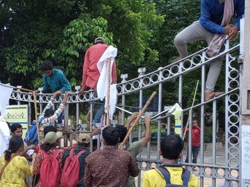 : বর্ধমান বিশ্ববিদ্যালয়ের ধুন্ধুমার কাণ্ডকে ঘিরে রাজ্যজুড়ে জোর আলোড়ন শুরু হয়েছে 