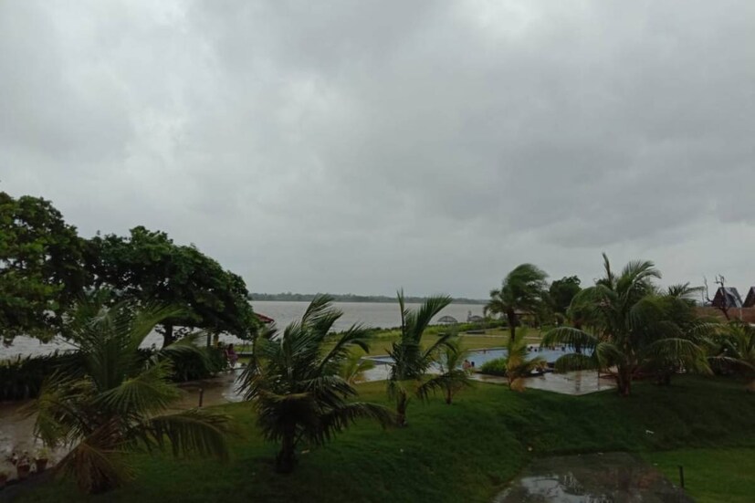 উত্তরবঙ্গে বাড়বে তাপমাত্রা, দক্ষিণবঙ্গে ভারী বৃষ্টির সম্ভাবনা। আগামী কয়েক দিনে উত্তরবঙ্গে পাঁচ ডিগ্রি তাপমাত্রা বাড়তে পারে। দক্ষিণবঙ্গের ৪/৫ জেলায় আজ ভারী বৃষ্টির পূর্বাভাস।